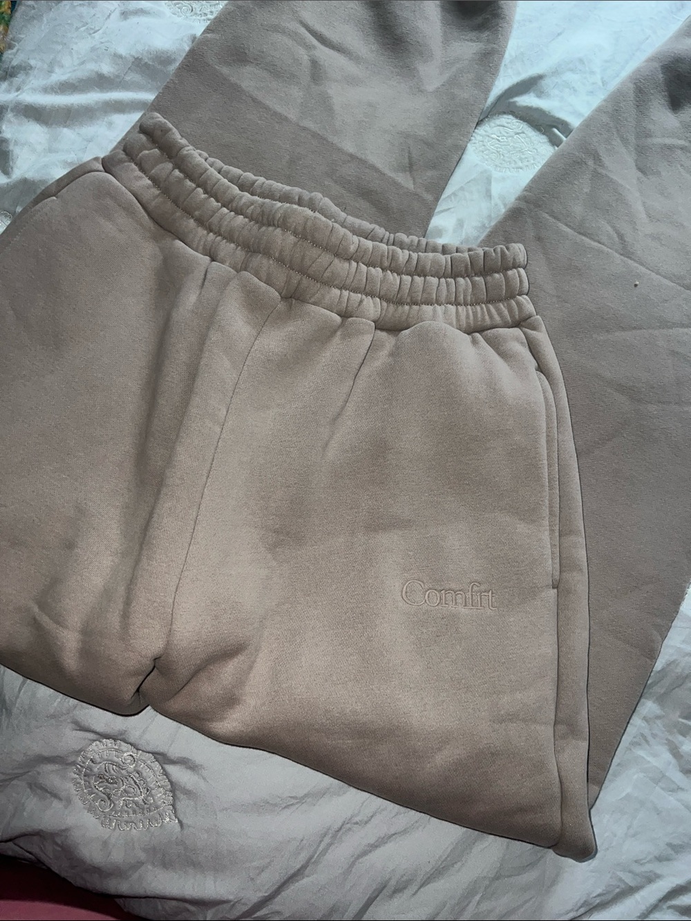 Comfrt Minimalist Sweats - Picture 5 of 8